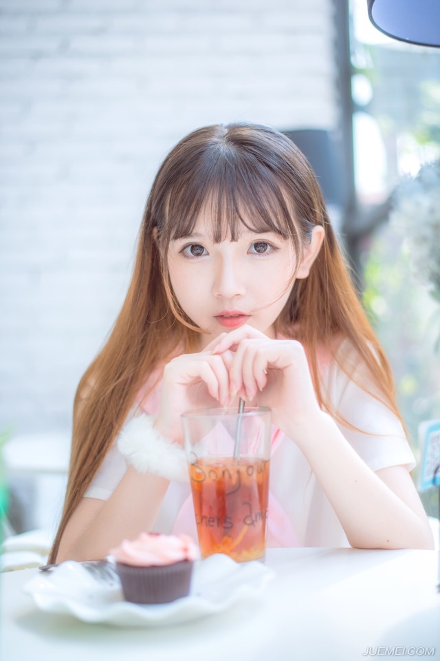 “放他进来！”孟达皱了皱眉，似乎有些犹豫，随后挥了挥手，示意护卫们退下。